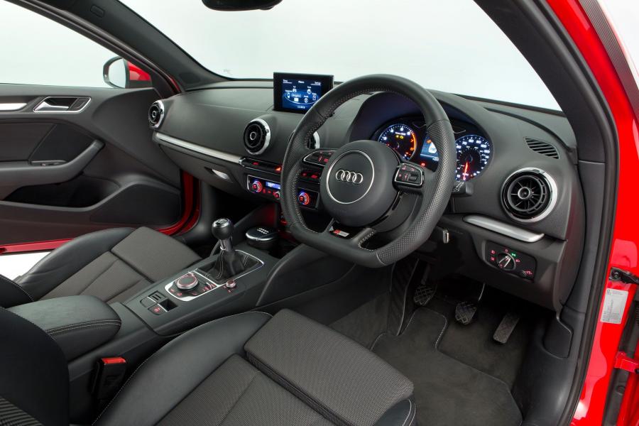 Интерьер Audi A3 1.4T S-Line (8V) 2012 года  (UK) (фото 6 из 12)